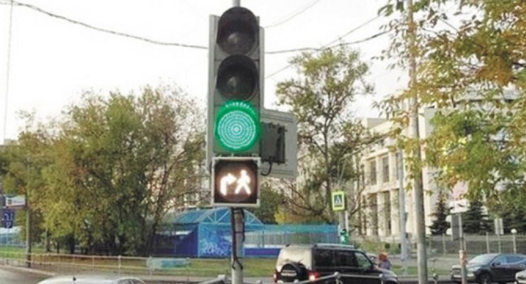 What a cool “set-up” threatens the driver with a white traffic light