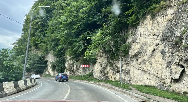 Why in Abkhazia en masse refuse to sell gasoline to car owners at gas stations?
