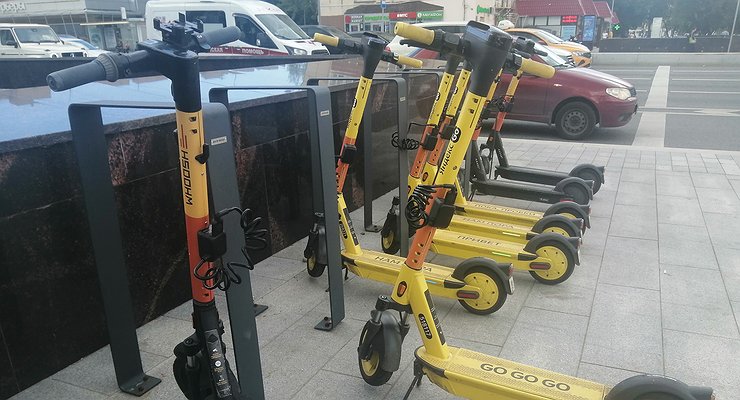 The traffic police check scooters for knowledge of traffic rules