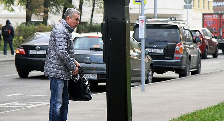They waited: paid parking took up the entire center of Saint Petersburg