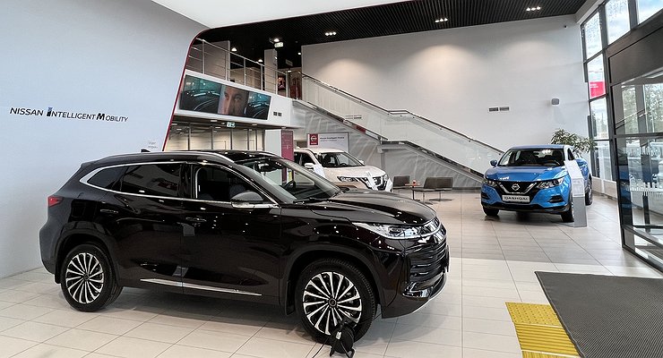 Tested on myself: how and with what Russian car dealers meet buyers