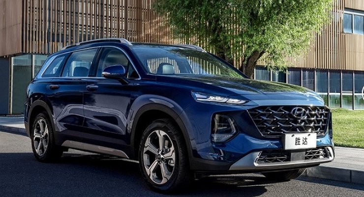 The Koreans introduced the renewed Hyundai Santa Fe