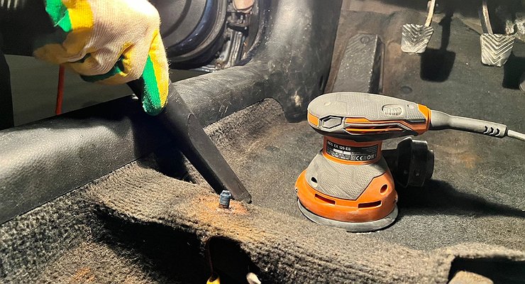Tested on myself: how do you knock all the dust out of a car carpet