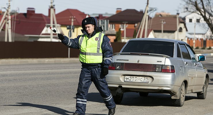How the traffic police are breaking their own rules, arranging traffic jams to check documents