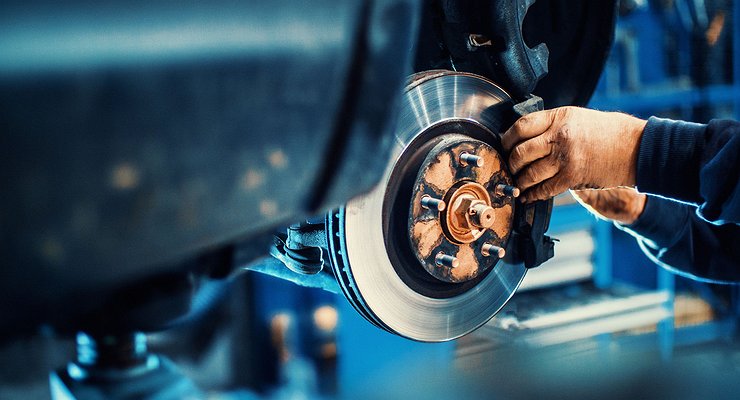 Why do experienced mechanics rub the pads together before installing new pads?