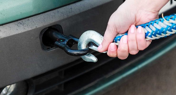 Why experienced drivers hang an old tire on a cable between cars