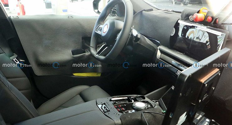Photo spies peeked into the interior of the new-generation BMW M5