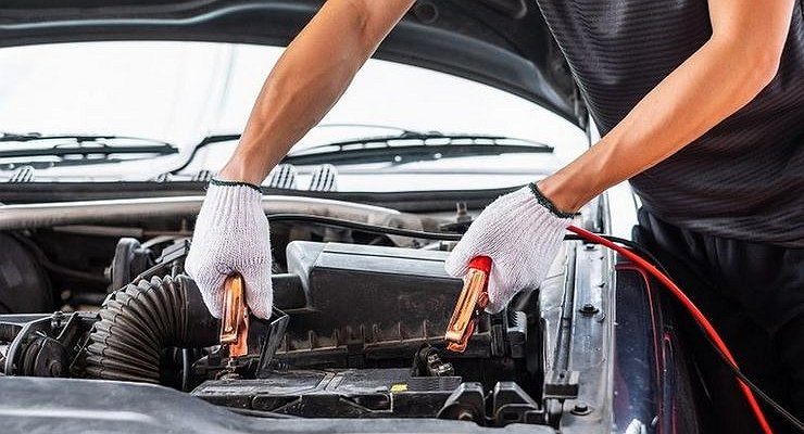 What needs to be done with the battery for a stable start in the cold?