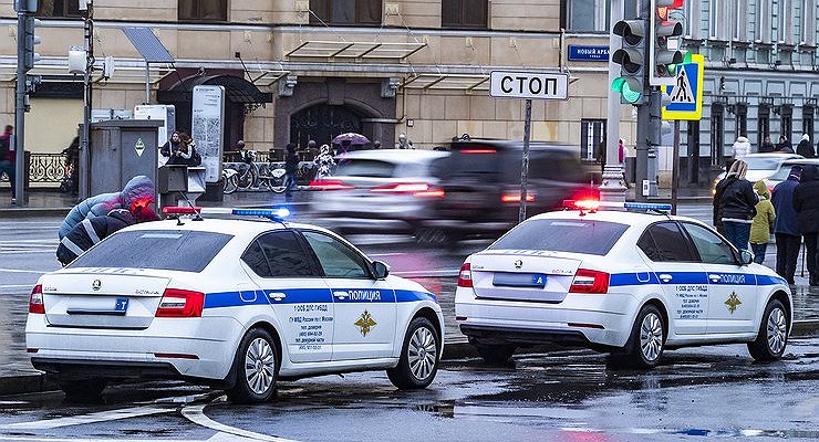 What absolutely can not be done when communicating with the traffic police who arrested you for the violation?