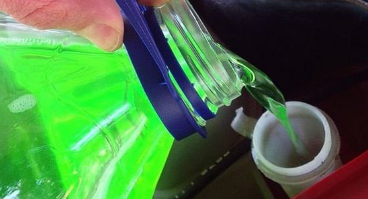 Is it possible to mix “antifreeze” of different colors in the windshield washer tank?