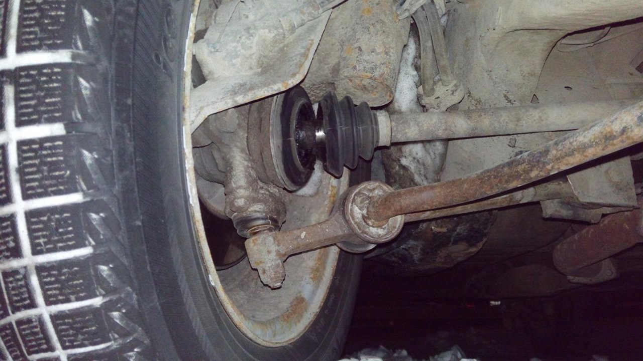 шрус ваз 2114. стопор внутреннего шруса заз. сломанная ходовая. вырвало шрус передний ваз 2107. пыльник в машине.