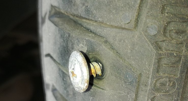 Quickly repair a flat tire yourself with a screw?