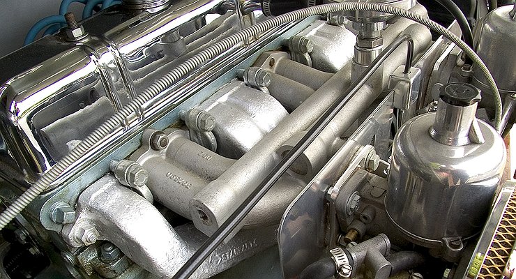 What engine speed should be maintained in winter