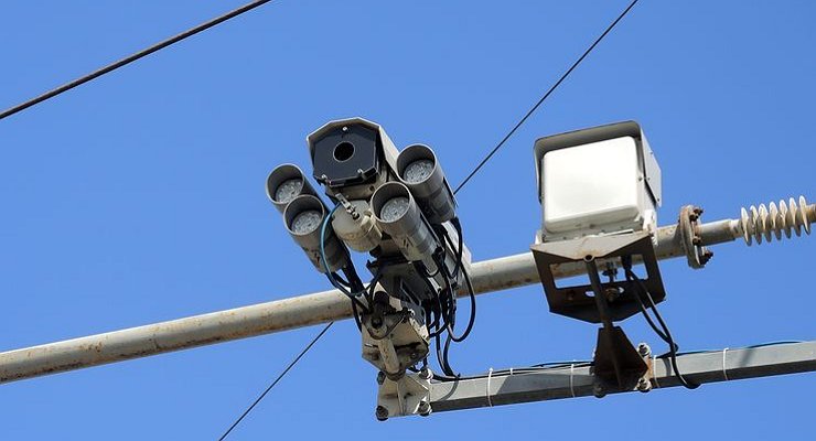 At what distance does the camera actually “click” on the violator of the traffic rules