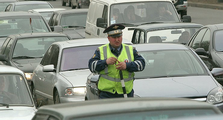 Can the traffic police inspector who stopped the driver talk on the phone