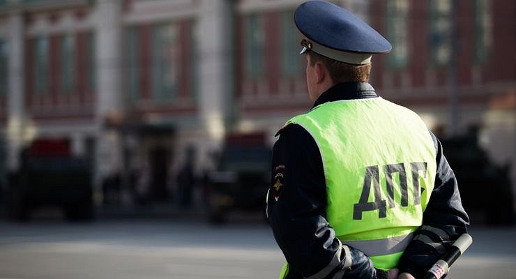Is a traffic police inspector allowed to wear a beard and dark glasses?