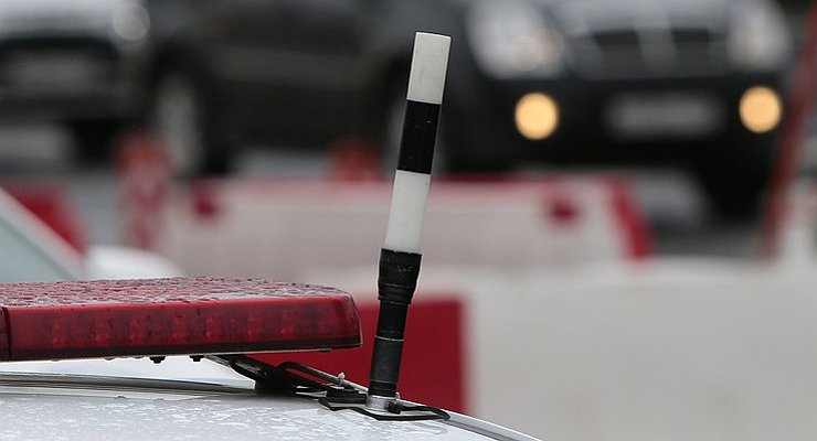 Do traffic cops have the right to slow down drivers of a moving commercial vehicle