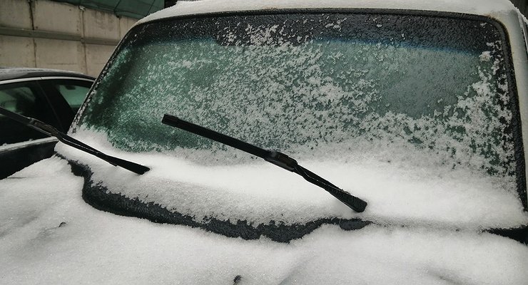 How experienced drivers with their own hands greatly spoil the “windshield wipers” of their car
