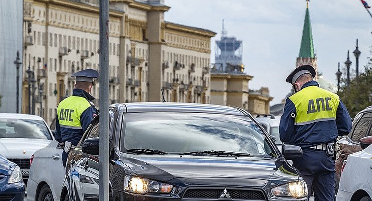 What are traffic police officers most afraid of when communicating with a driver on the road