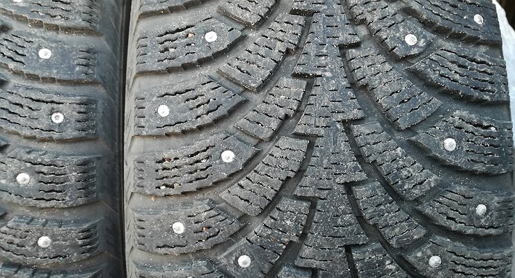 How experienced drivers graciously dampen the noise of studded tires