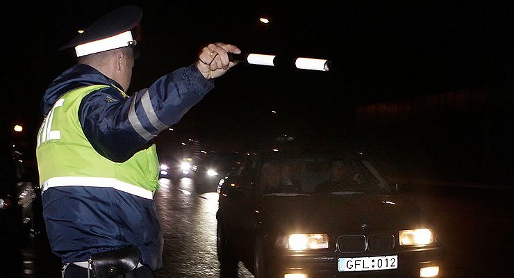 Do traffic cops have the right to slow down motorists without using a baton