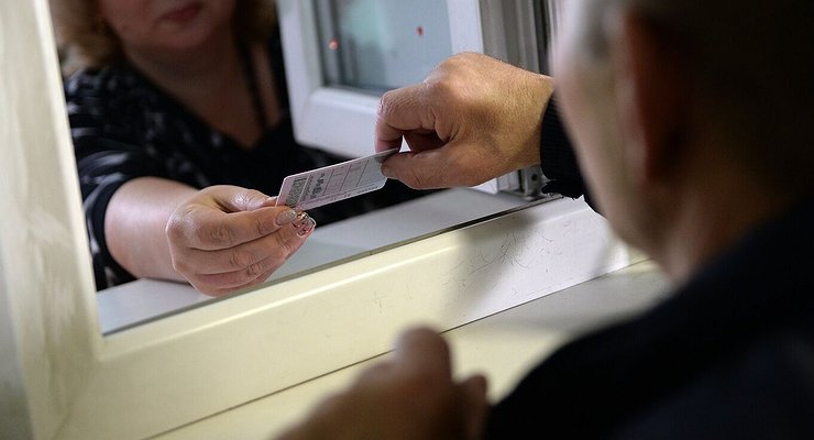 What is the danger of “preferential” issuance of “rights” and registration of cars to new citizens of Russia