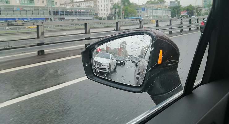 Why experienced drivers never fold side mirrors in a parking lot