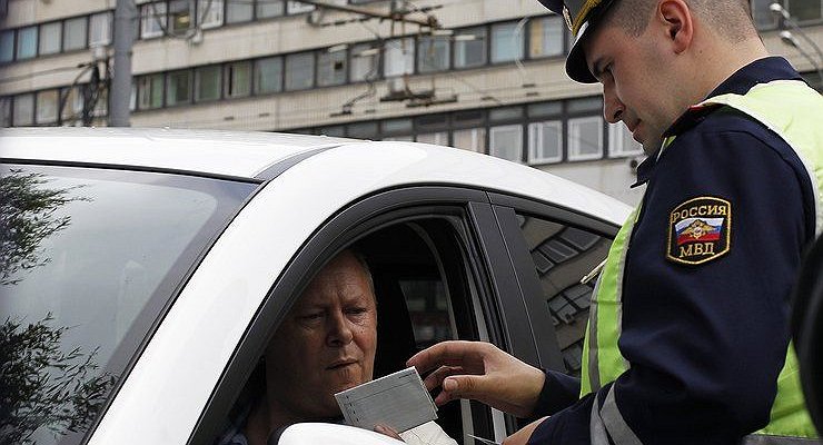Can the traffic police really require the passenger to present documents?