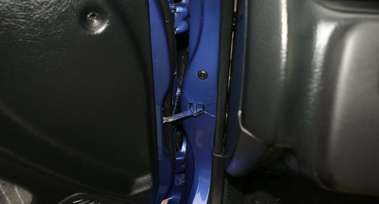 A disastrous mistake: why it is necessary to wash car door hinges