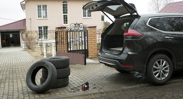 Why do experienced drivers periodically inflate and inflate the wheels of a car?