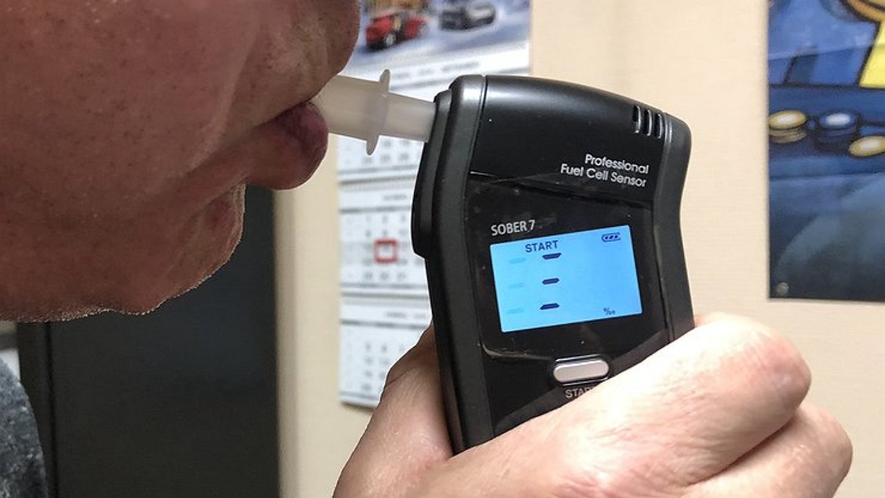 алкотестер выпитого. алкотестер 1. алкотестер выпитого. дует в алкотестер. продувка алкотестером.