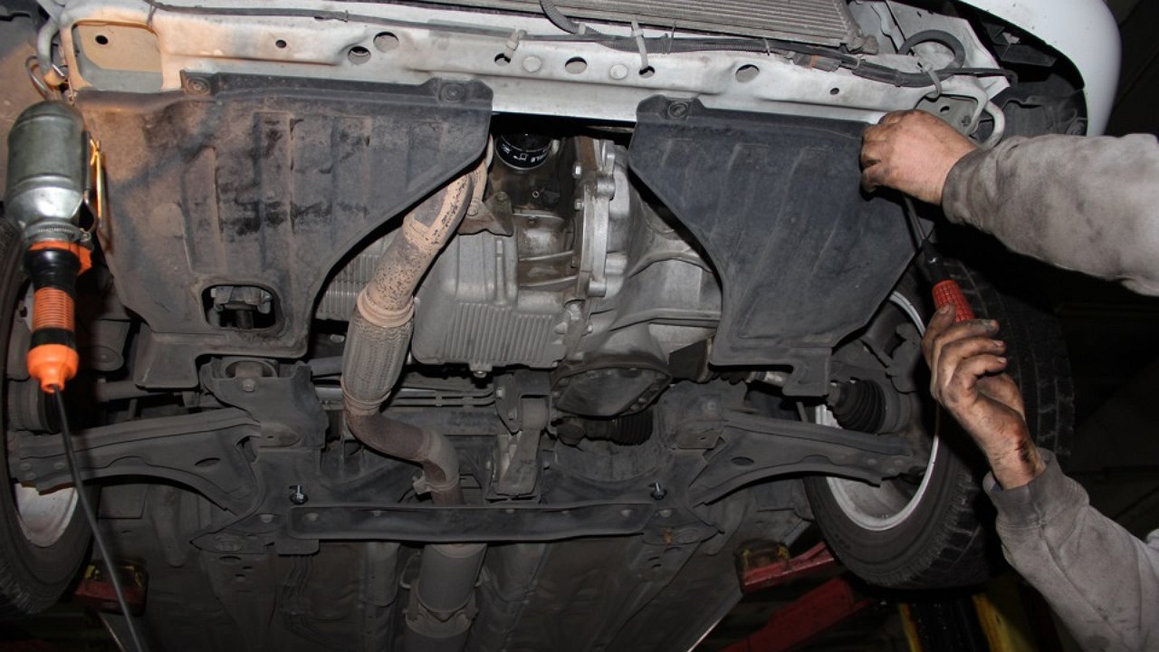 Пыльник двигателя нива шевроле. Снял пыльник двигателя. Пыльник двс 2108. Пыльник двигателя ваз 2115. Пыльник моторного отсека фольксваген гольф 3.