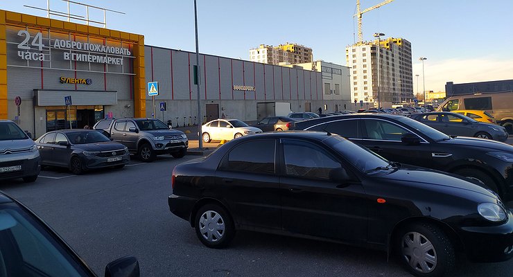 How to protect your car from damage in a parking lot at a hypermarket