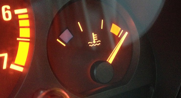 What to pay attention to when warming up the car: on the needle of the tachometer or antifreeze temperature