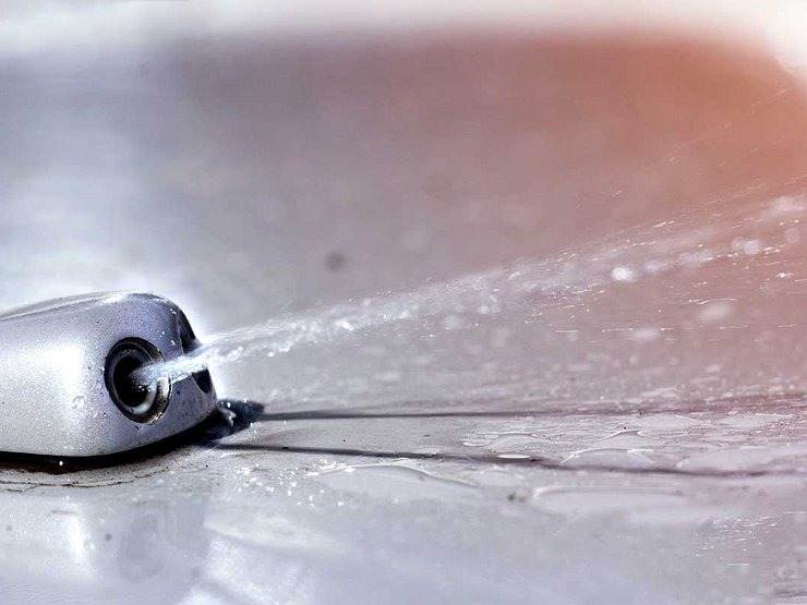 Почему зимой водителю нужно заново регулировать форсунки стеклоомывателя