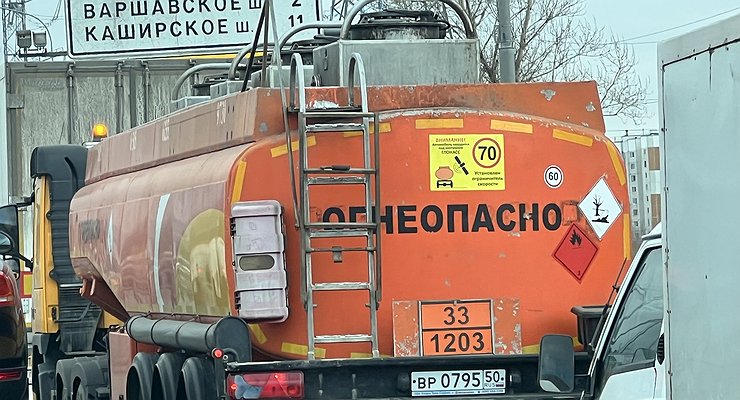 Why is the price of gasoline soaring due to falling oil prices in Russia?