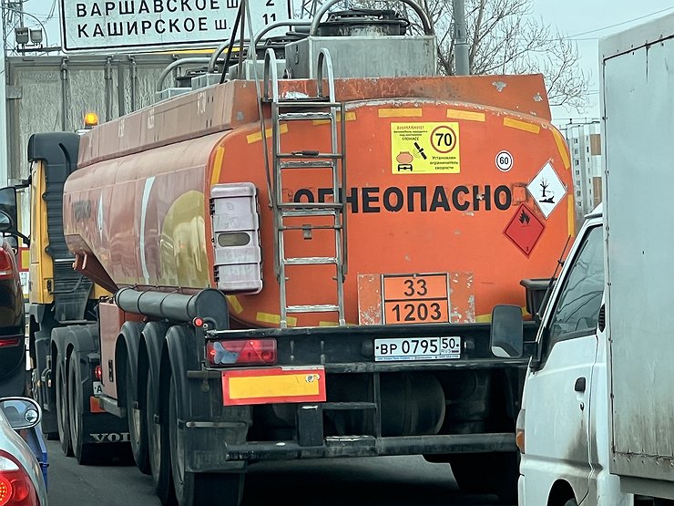 Почему из-за падения нефтяных цен в России резко подорожает бензин