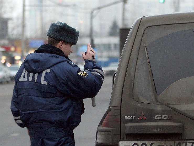 В каких случаях гаишники действительно могут применять оружие в отношении водителей