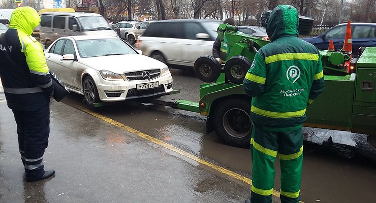The traffic police sends cars to the impound for suspension problems