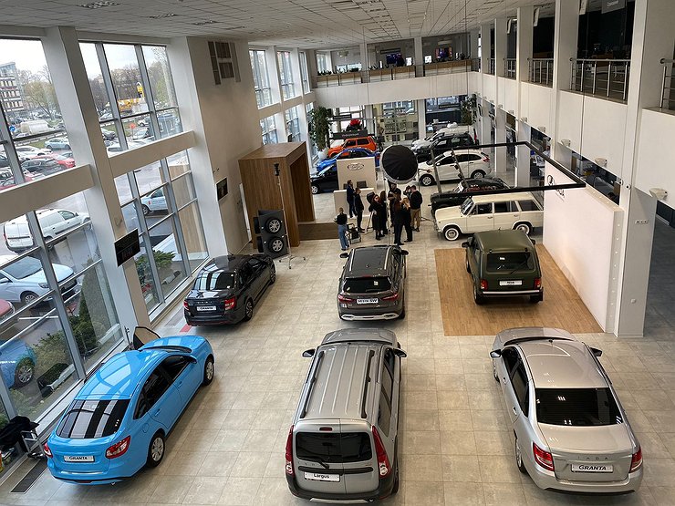 В какой день недели выгоднее всего покупать автомобиль