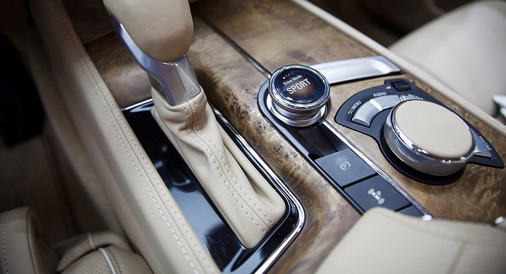 What unexpected “tricks” can arrange a car with an electronic “handbrake”.