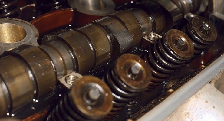 Why skilled drivers always wash the engine before changing the oil