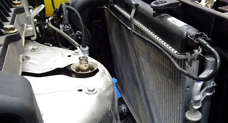 Quickly seal a hole with leaking antifreeze in a car radiator