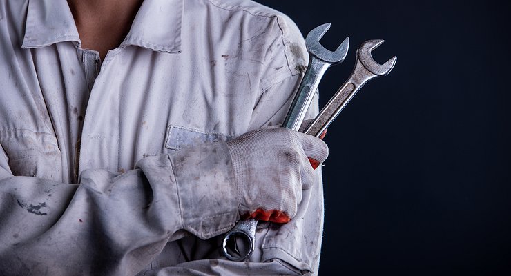 Why do experienced car mechanics tie a rag or handkerchief around their wrists?