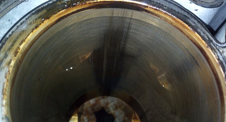 Which engines are not dangerous for abrasion on the walls of the cylinders