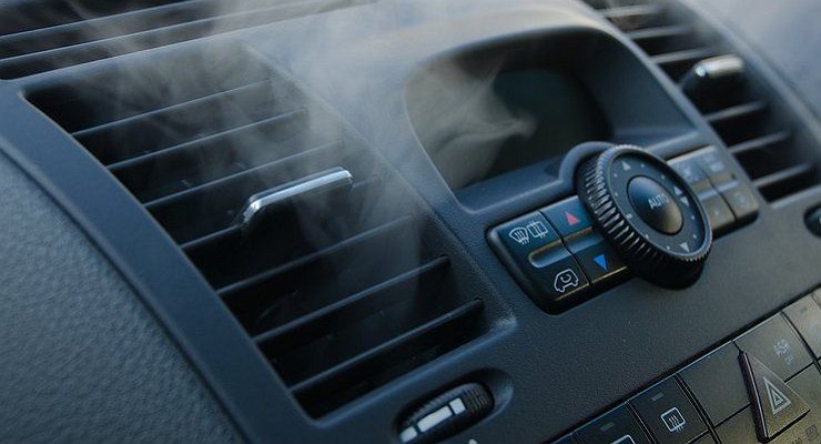 Why do smart drivers turn on the air conditioning and open the windows at the same time in winter?