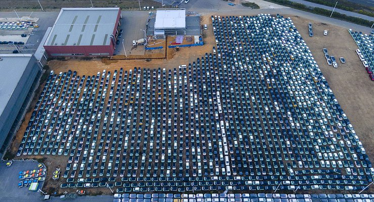 Which model will AvtoVAZ actually produce at the Nissan plant