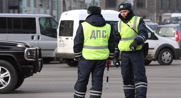 Why do traffic police patrols drive with flashing lights, but no siren