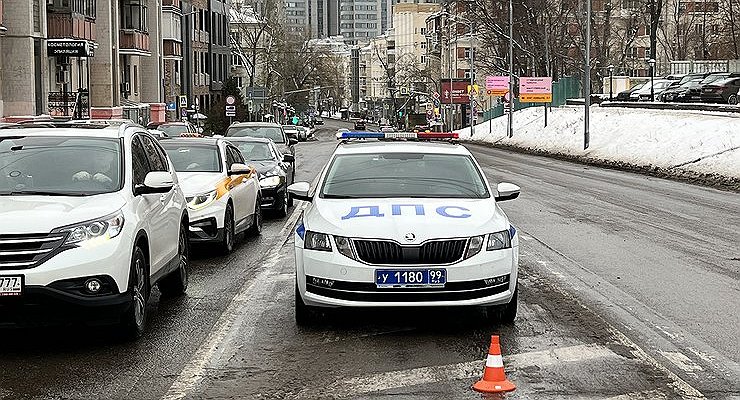 Why do some traffic cops turn on flashing lights while standing on the side of the road and others don’t