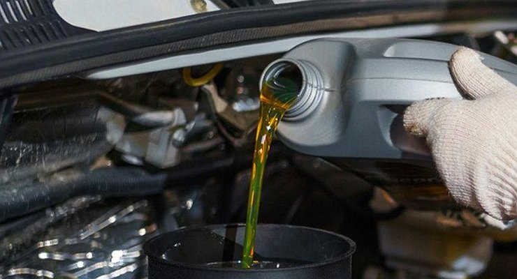 What are the dangers of games with the choice of engine oil viscosity for the engine